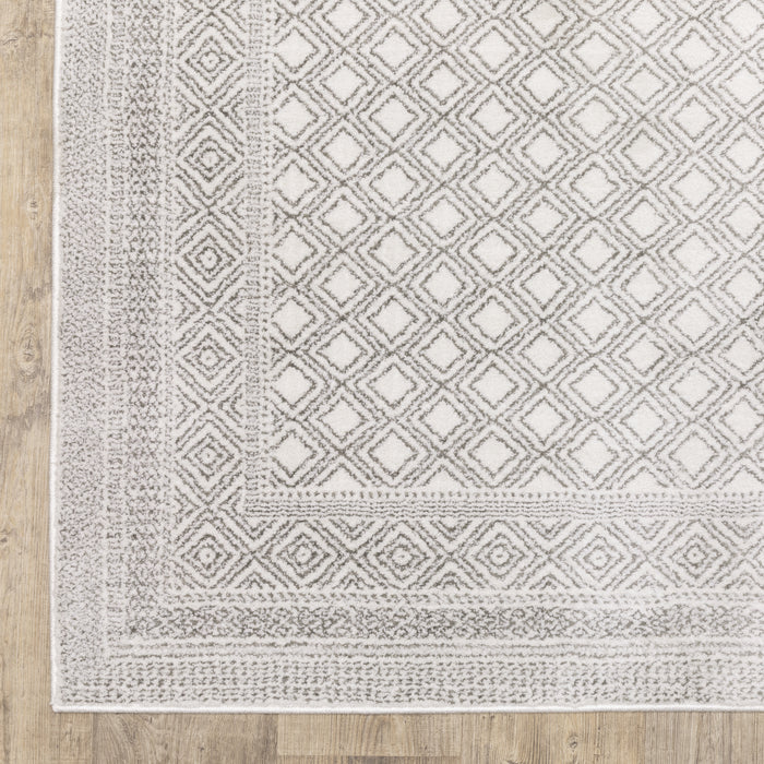 Oriental Weavers Montecito 094W8 White/ Grey 6'7"" x 9'6"" Indoor Area Rug M094W8200296ST